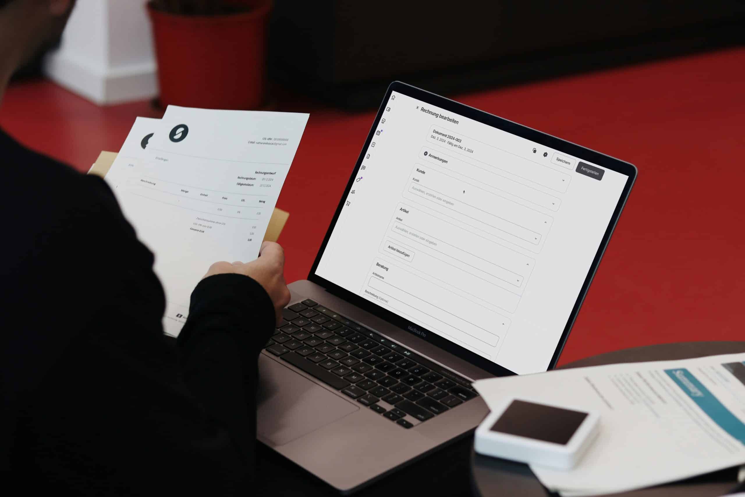 Skatteadvokat arbejder med klientens skattesag på computer